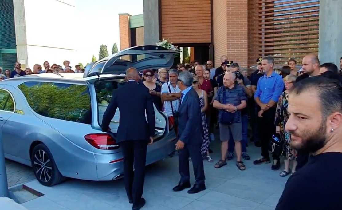 Sorelle travolte dal treno, strazio ai funerali di Alessia e Giulia – Foto