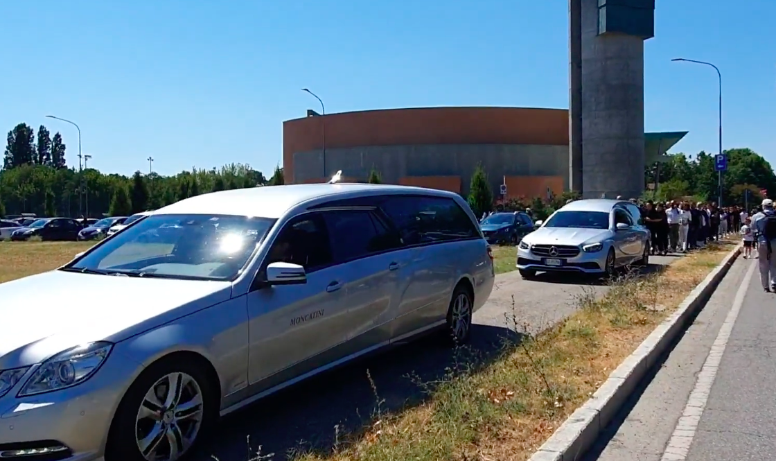 Sorelle travolte dal treno, strazio ai funerali di Alessia e Giulia – Foto