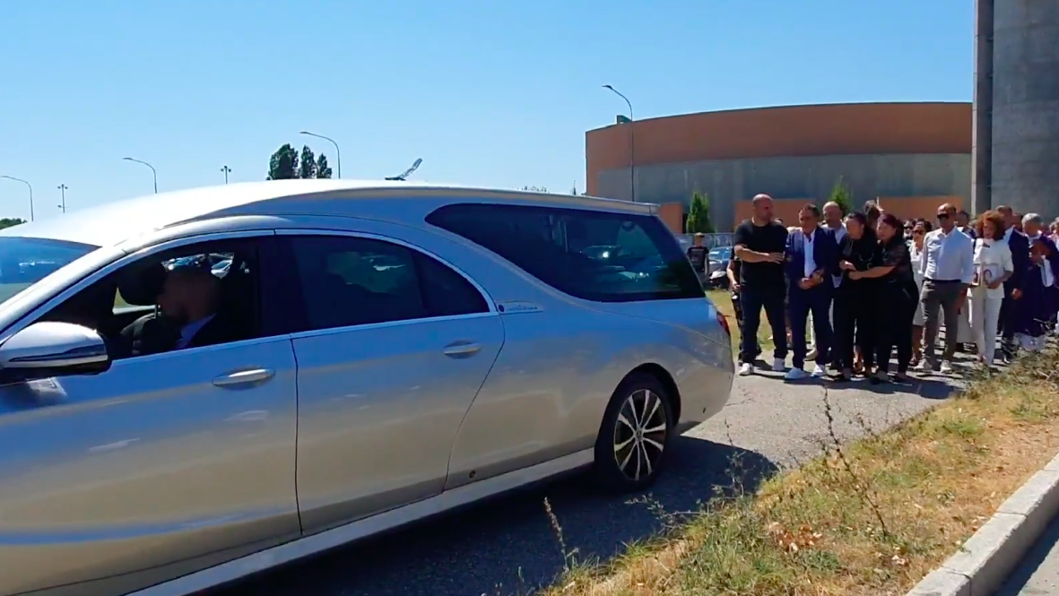 Sorelle travolte dal treno, strazio ai funerali di Alessia e Giulia – Foto