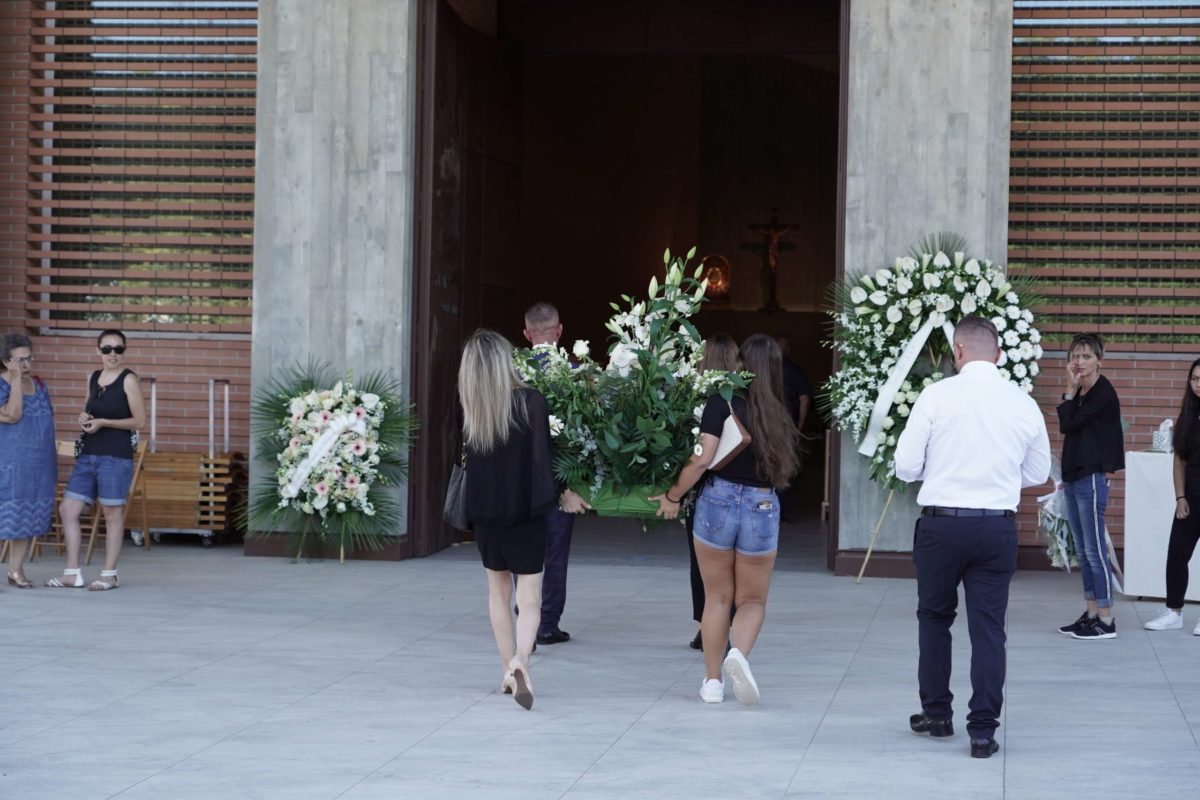 Sorelle travolte dal treno, strazio ai funerali di Alessia e Giulia – Foto