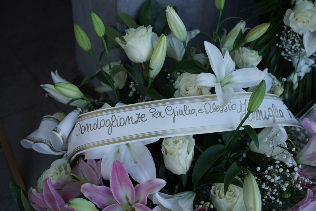 Sorelle travolte dal treno, strazio ai funerali di Alessia e Giulia – Foto