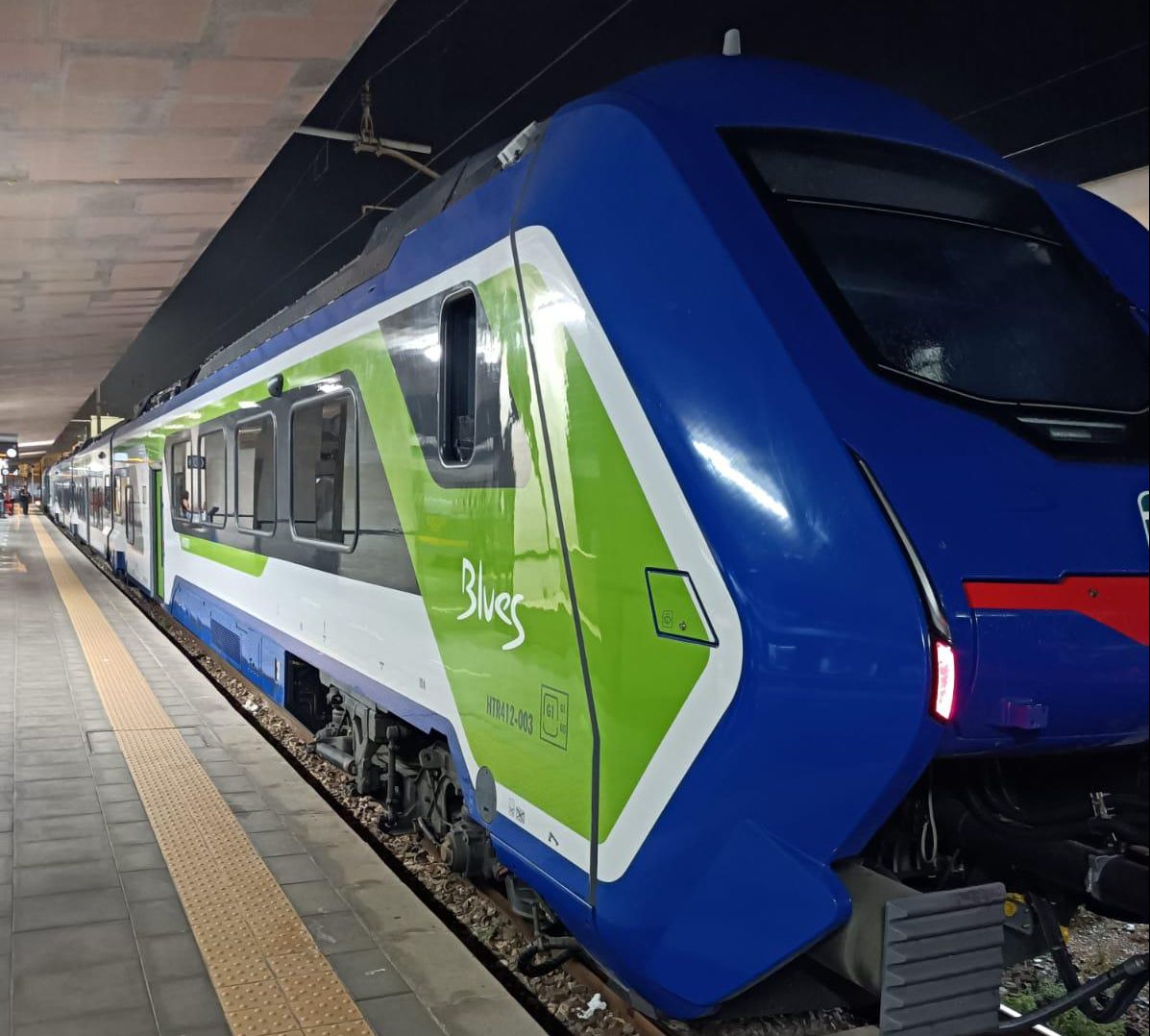 Arriva in Sicilia il primo dei 22 treni ibridi Blues di Trenitalia