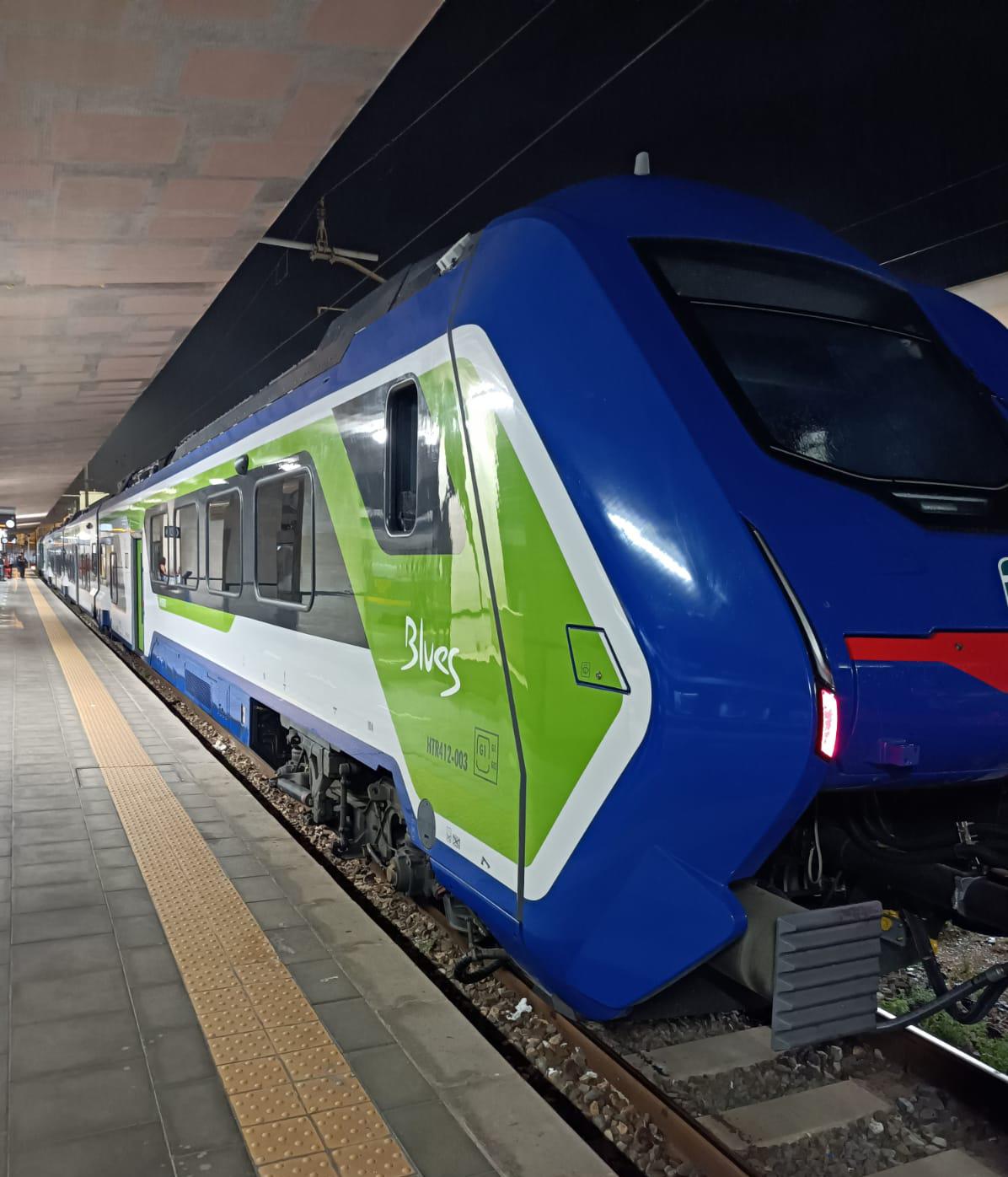 Arriva in Sicilia il primo dei 22 treni ibridi Blues di Trenitalia