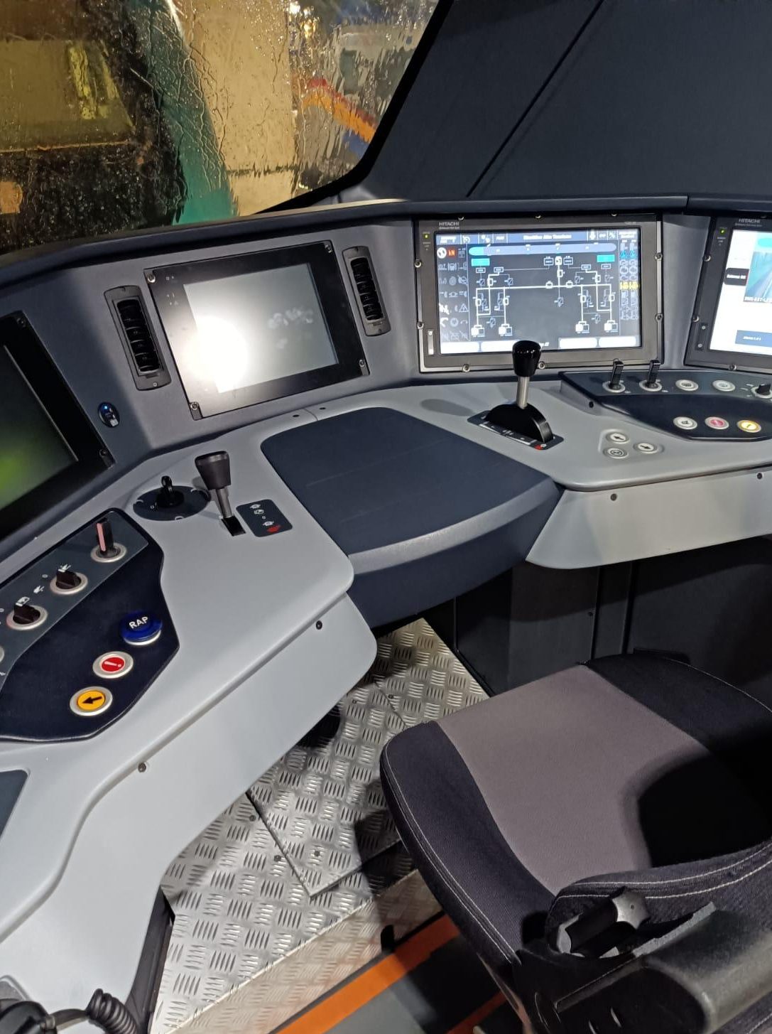 Arriva in Sicilia il primo dei 22 treni ibridi Blues di Trenitalia