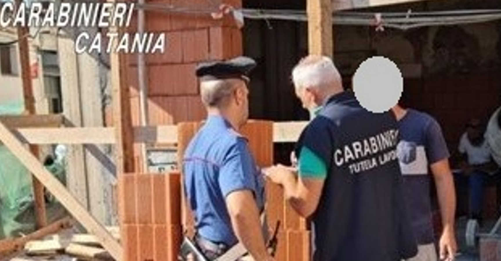 Catania, controlli ai cantieri edili: ponteggio in legno e corrente elettrica gratis