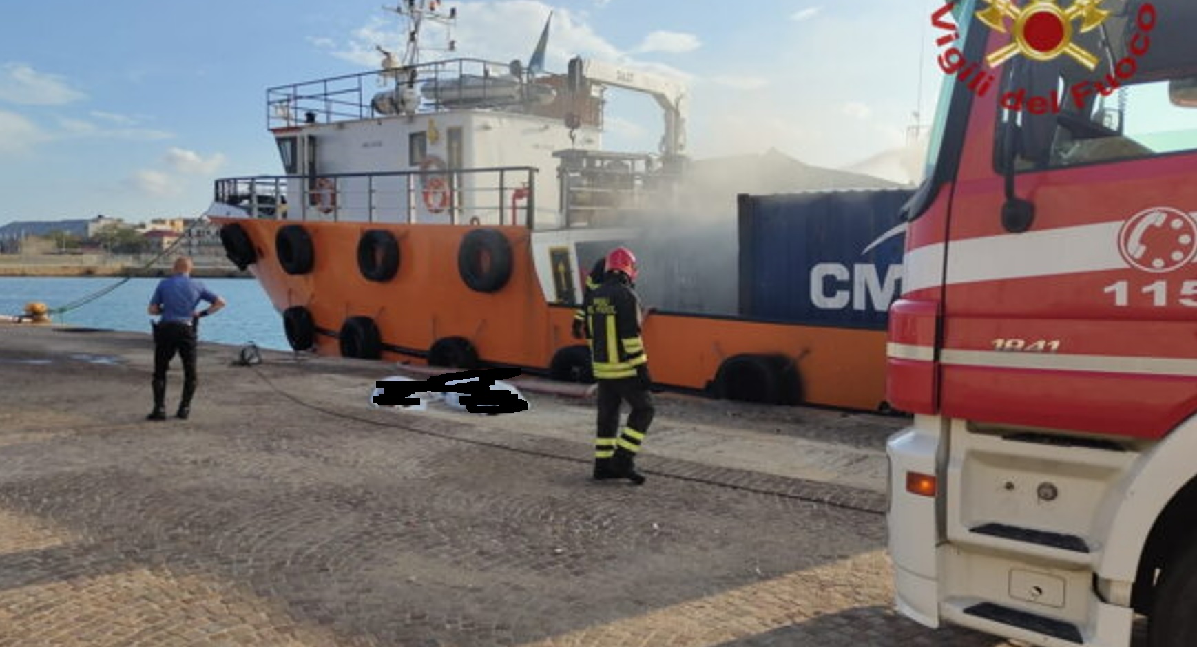 Crotone, scoppia un container su un rimorchiatore in porto: tre morti