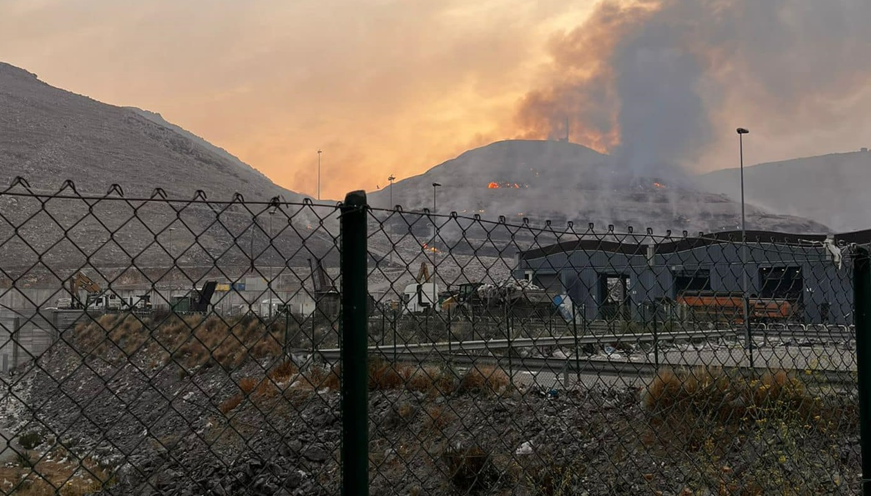 Incendi a Palermo: fiamme nella riserva di Capo Gallo, brucia ancora la discarica di Bellolampo