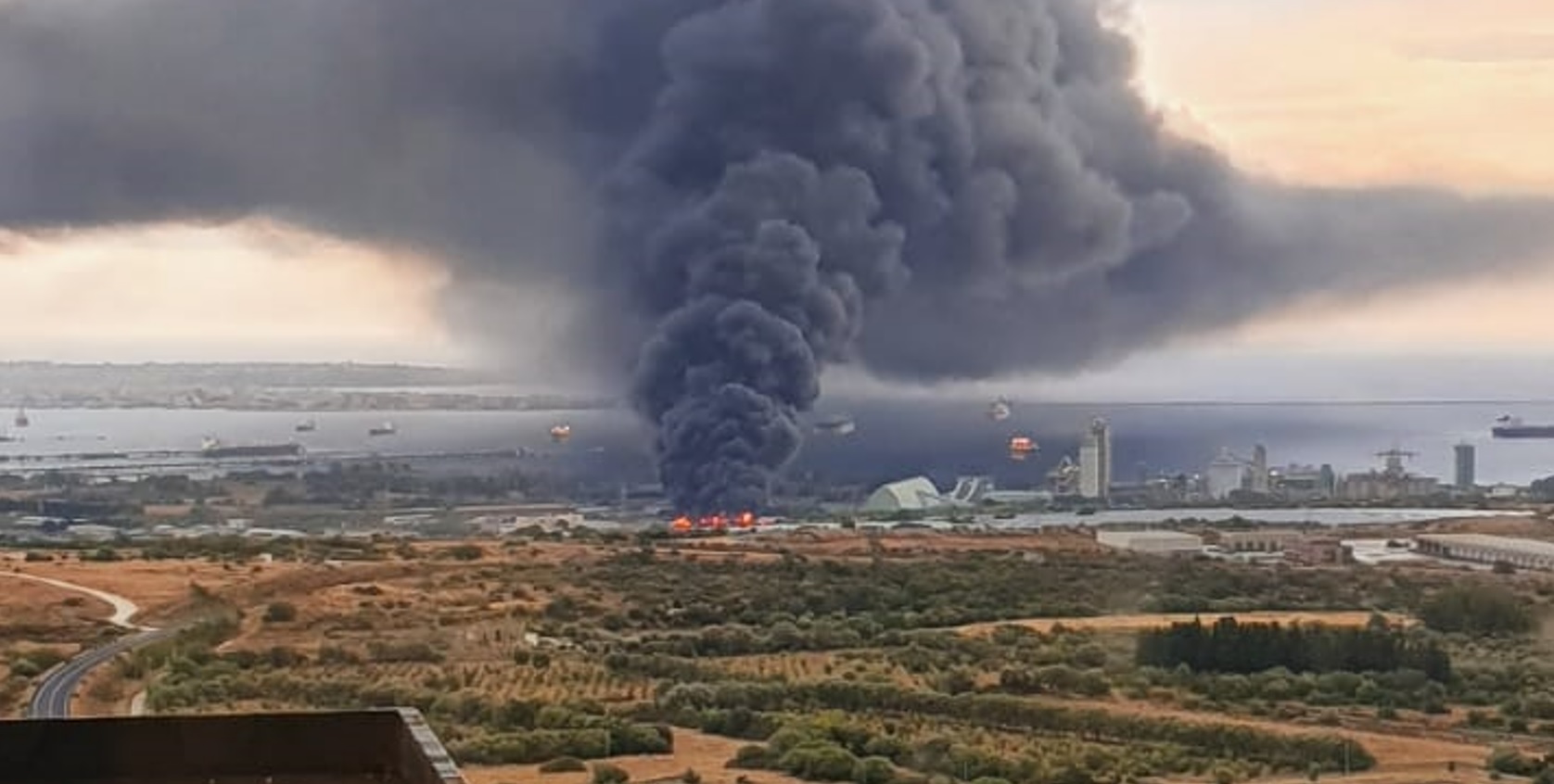 Incendio capannone Ecomac, brucia materiale plastico: la nube si spinge verso Siracusa Incendio capannone Ecomac, brucia materiale plastico: la nube si spinge verso Siracusa