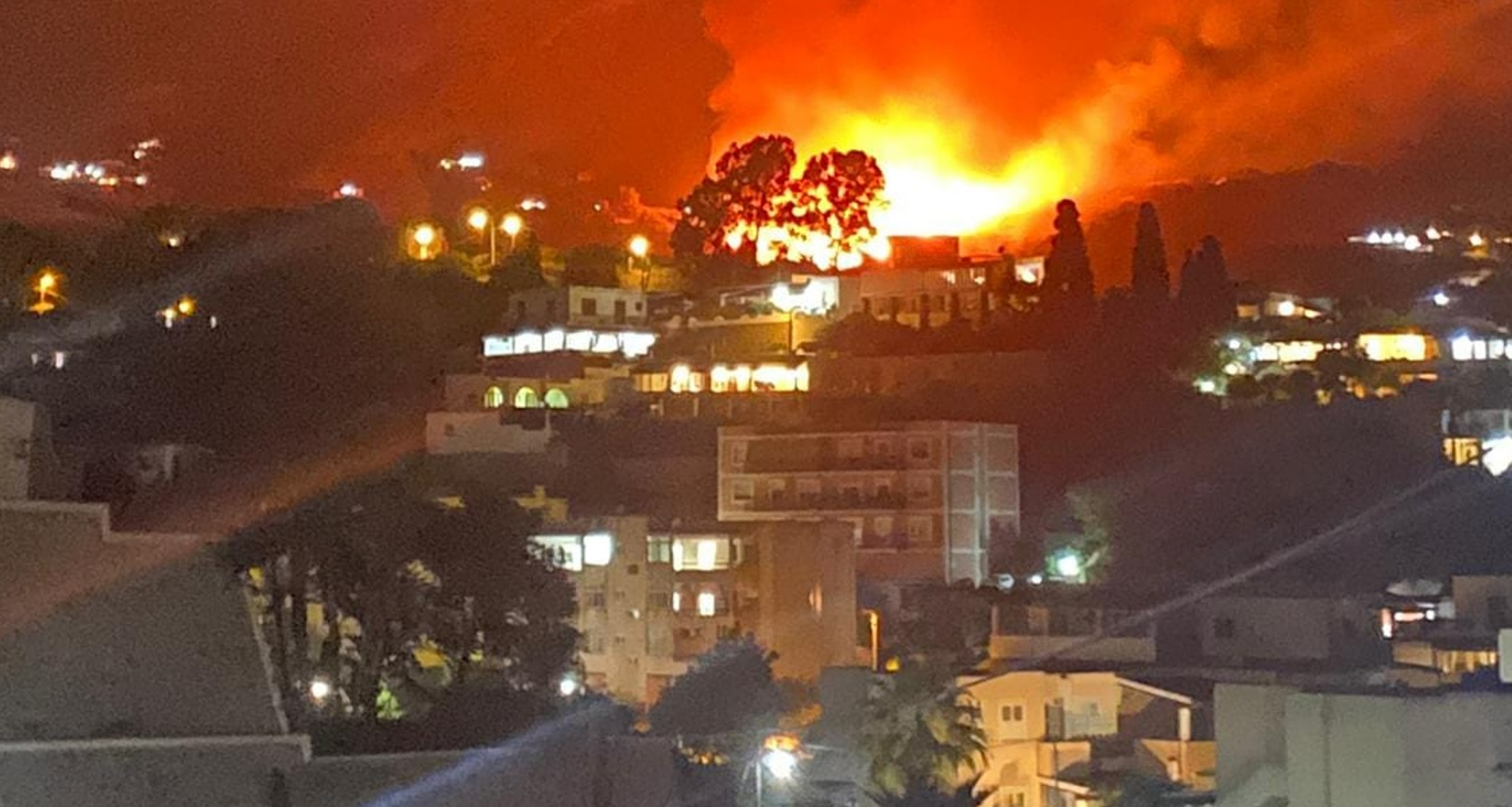 Brucia la Sicilia, incendio a Lipari: paura per residenti e turisti