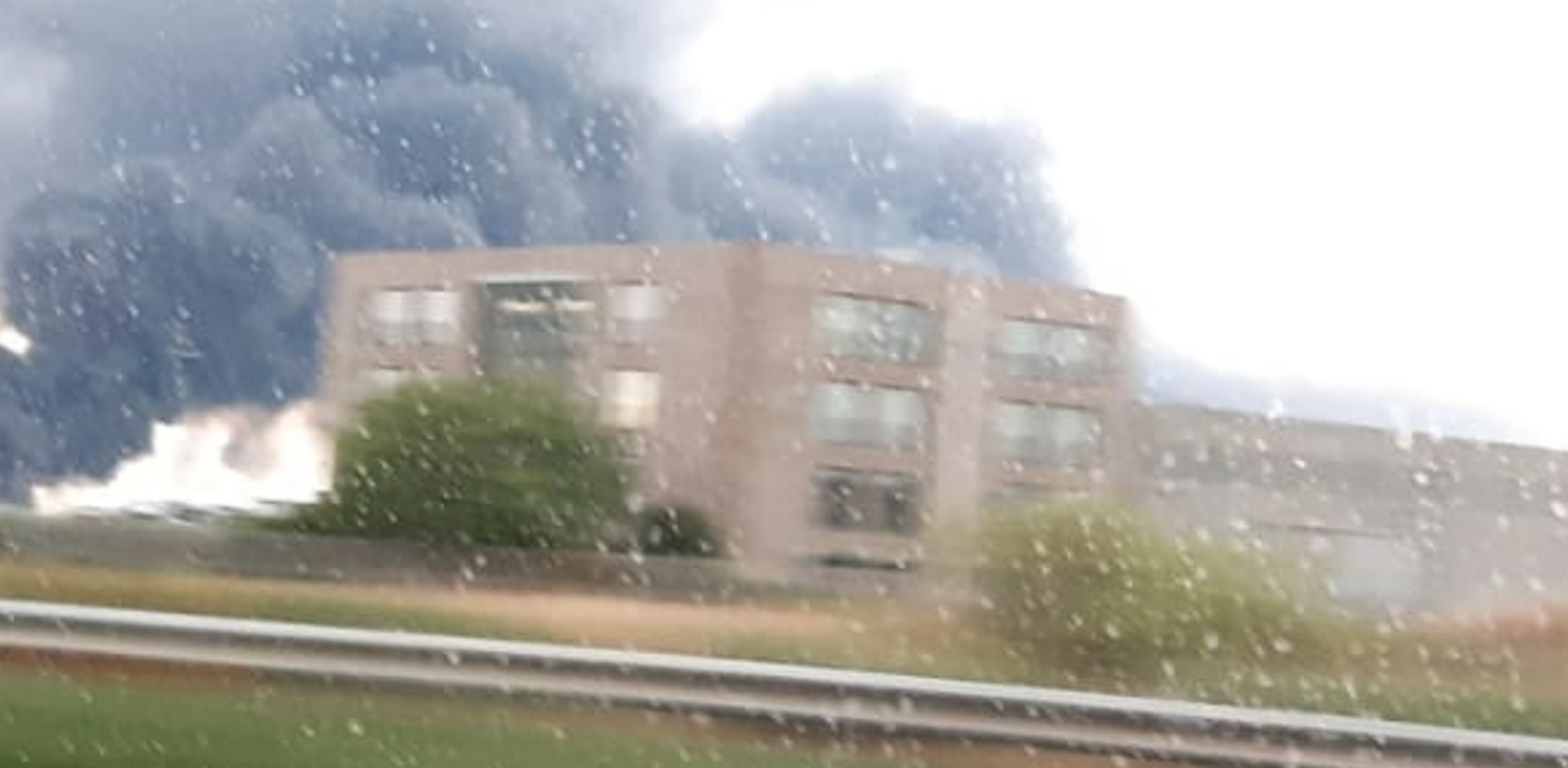 Incendio capannone Ecomac, brucia materiale plastico: la nube si spinge verso Siracusa Incendio capannone Ecomac, brucia materiale plastico: la nube si spinge verso Siracusa