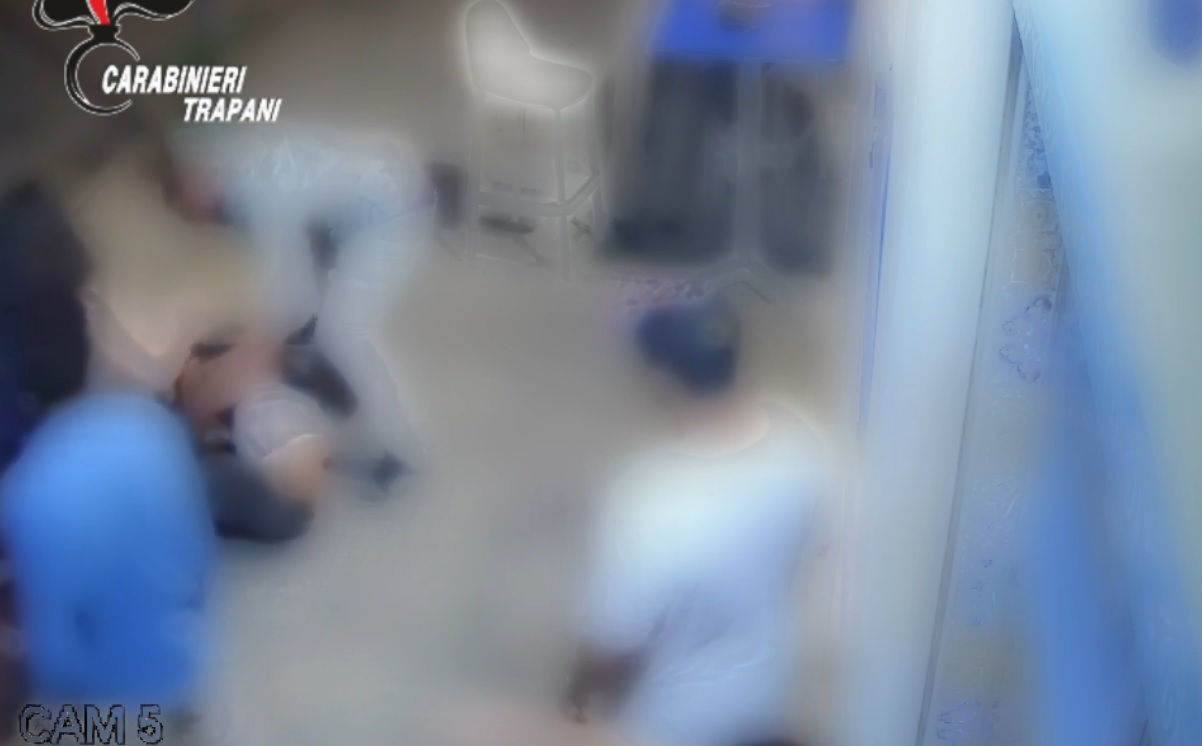 Marsala, pestaggio al centro storico: in quattro “beccati” dalle telecamere, denunciati