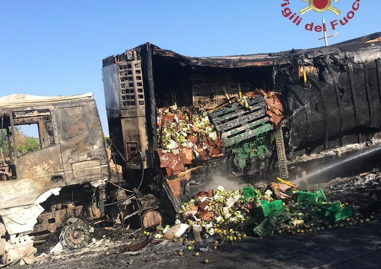 Camion divorato dalle fiamme in autostrada, incolume il conducente, le foto