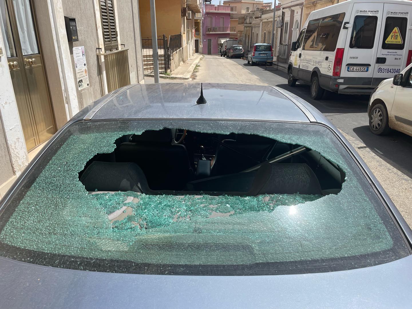 Portopalo, intimidazione al consigliere comunale: rotto il vetro dell’auto