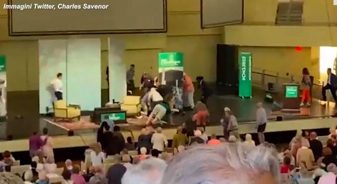 Salman Rushdie accoltellato sul palco a New York, arresto aggressore: le sue condizioni