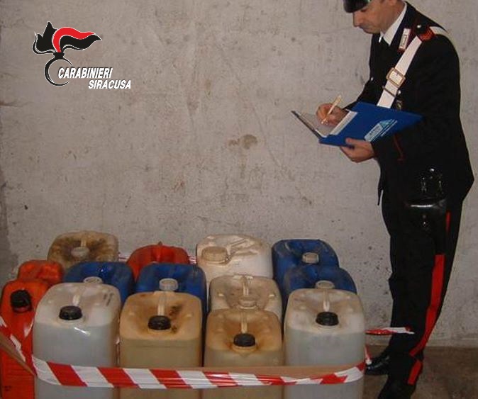 Ruba gasolio dai serbatoi degli autobus, 26enne beccato dai carabinieri