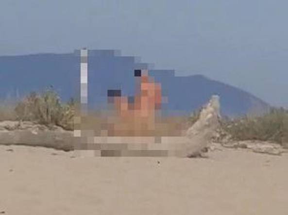 Sesso in spiaggia in pieno giorno, i video sui social: scoppia la rivolta