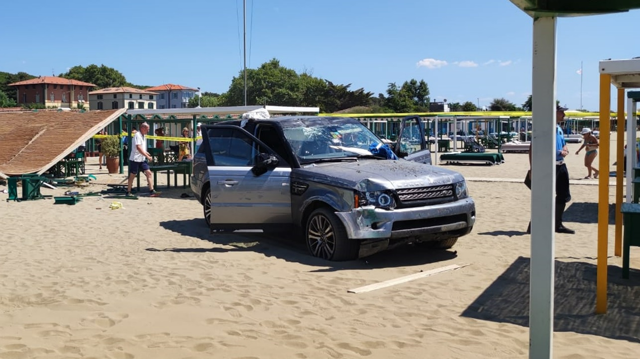 Auto fuori controllo entra in uno stabilimento balneare: strage sfiorata in spiaggia