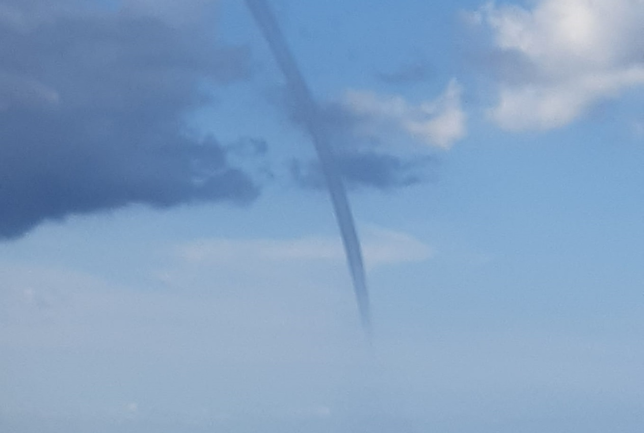 Tromba marina a Milazzo: spettacolo a largo della spiaggia di Ponente, le incredibili immagini
