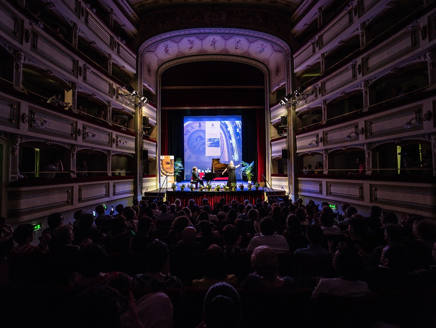 Il teatro comunale affittato per un matrimonio e la festa di Capodanno, scoppia la polemica ad Enna