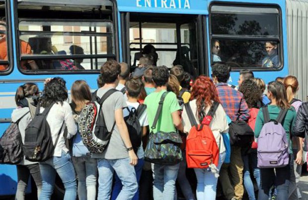 Esce per andare a scuola e scompare: preoccupazione per una sedicenne