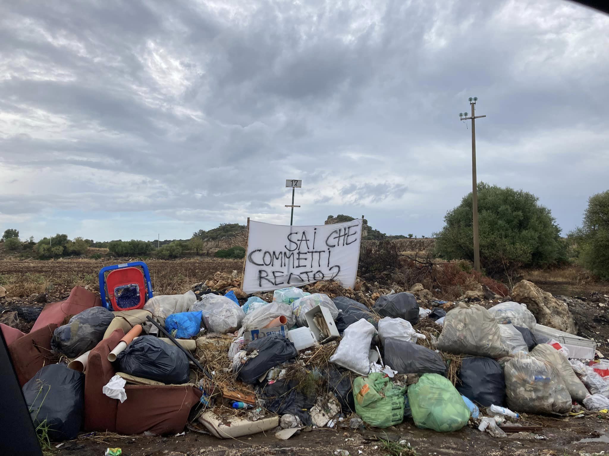 Abbandono rifiuti a Cassibile: parte la campagna di sensibilizzazione “fai da te” – Le Foto