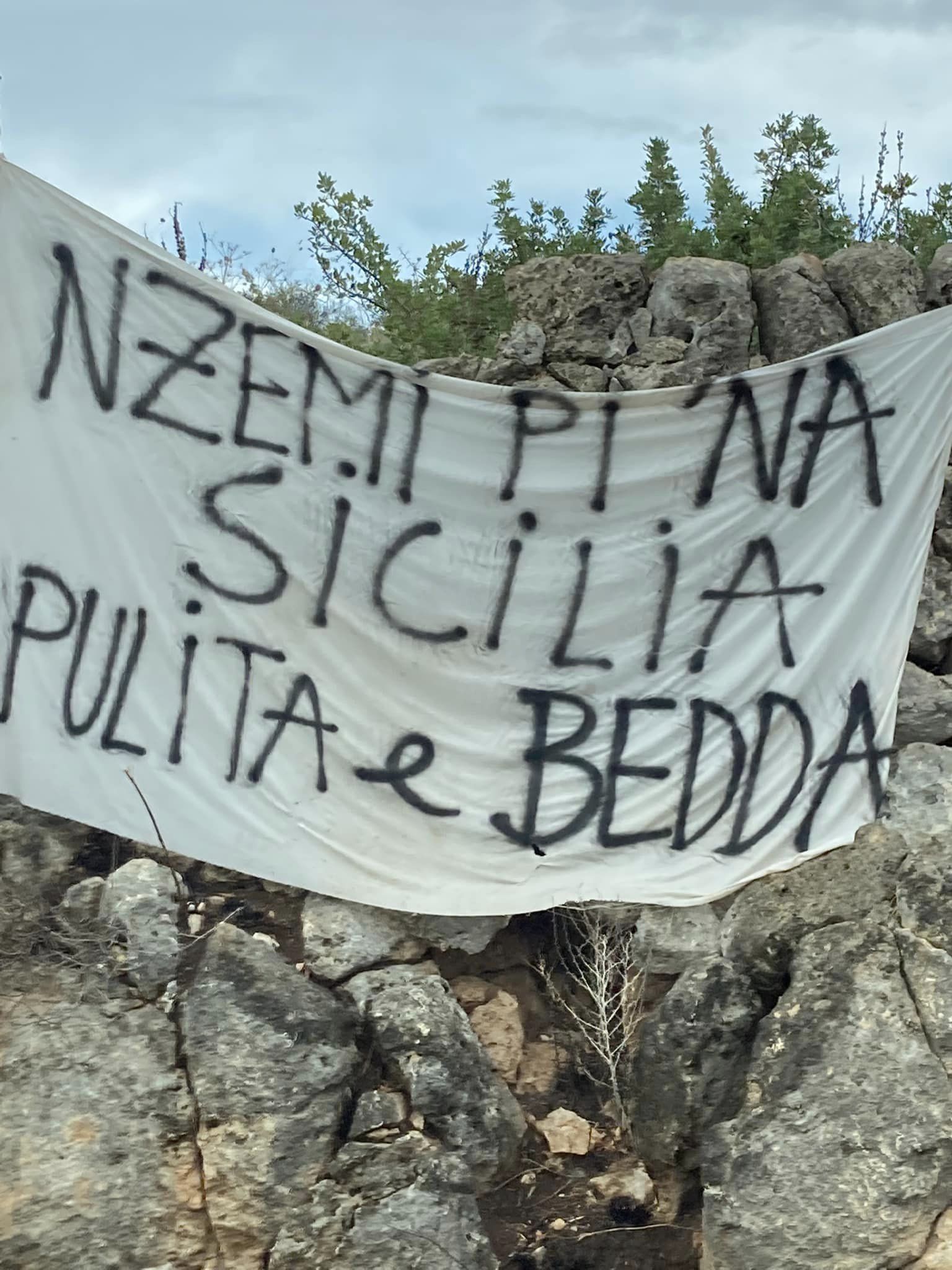 Abbandono rifiuti a Cassibile: parte la campagna di sensibilizzazione “fai da te” – Le Foto