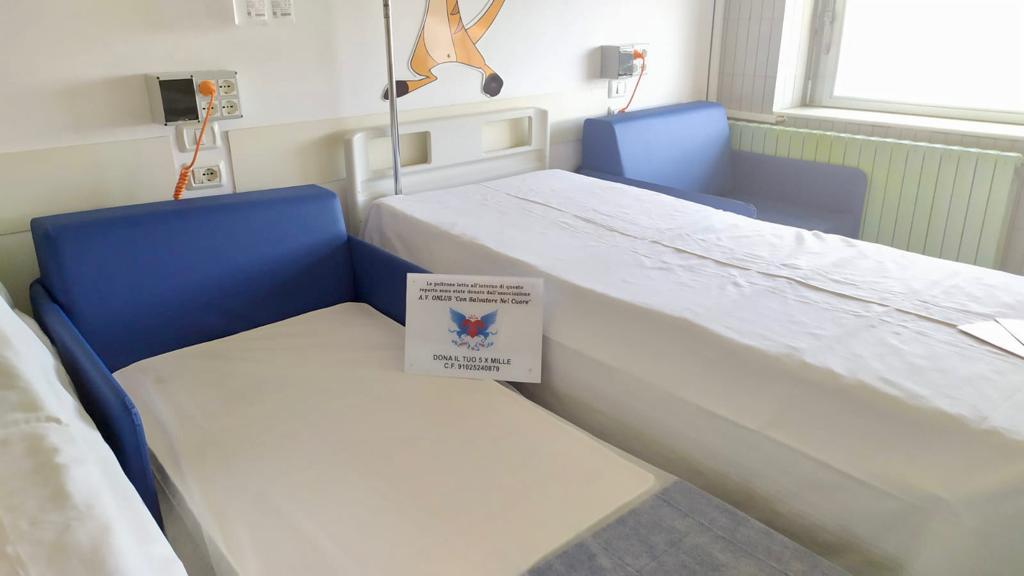 Donano poltrone da riposo al reparto di Pediatria dell’ospedale Gravina per ricordare il figlio