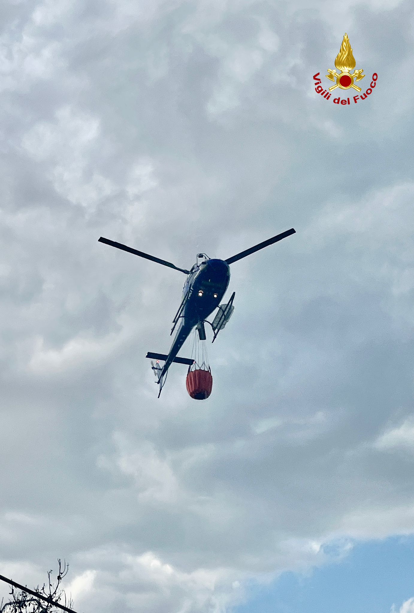 Incendi nel territorio etneo: Vigili del Fuoco al lavoro