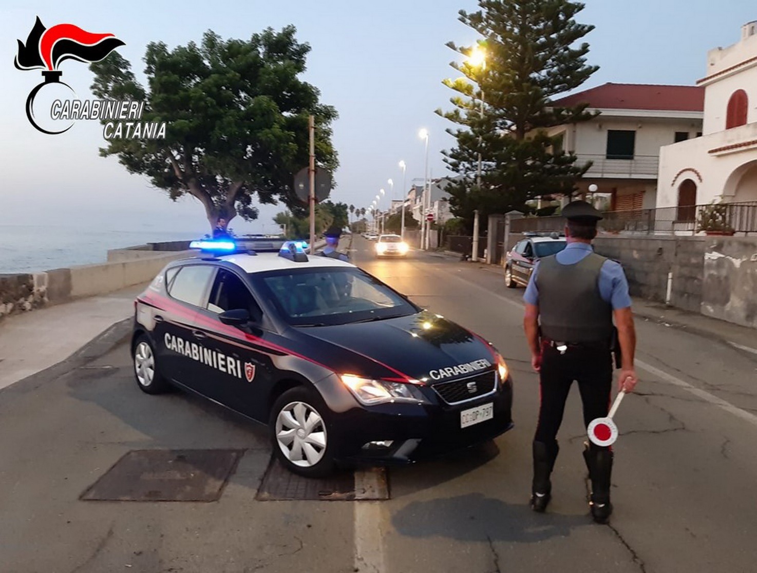 Non si ferma all’alt, fugge con la Smart e si ribalta: 18enne “placcato” dai carabinieri