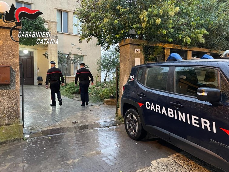 Comunità in fiamme, anziana bloccata dentro in preda al panico: salvata dai carabinieri