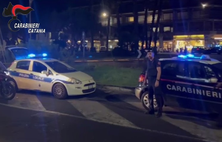 Droga e parcheggiatori abusivi con reddito di cittadinanza nel centro storico di Catania