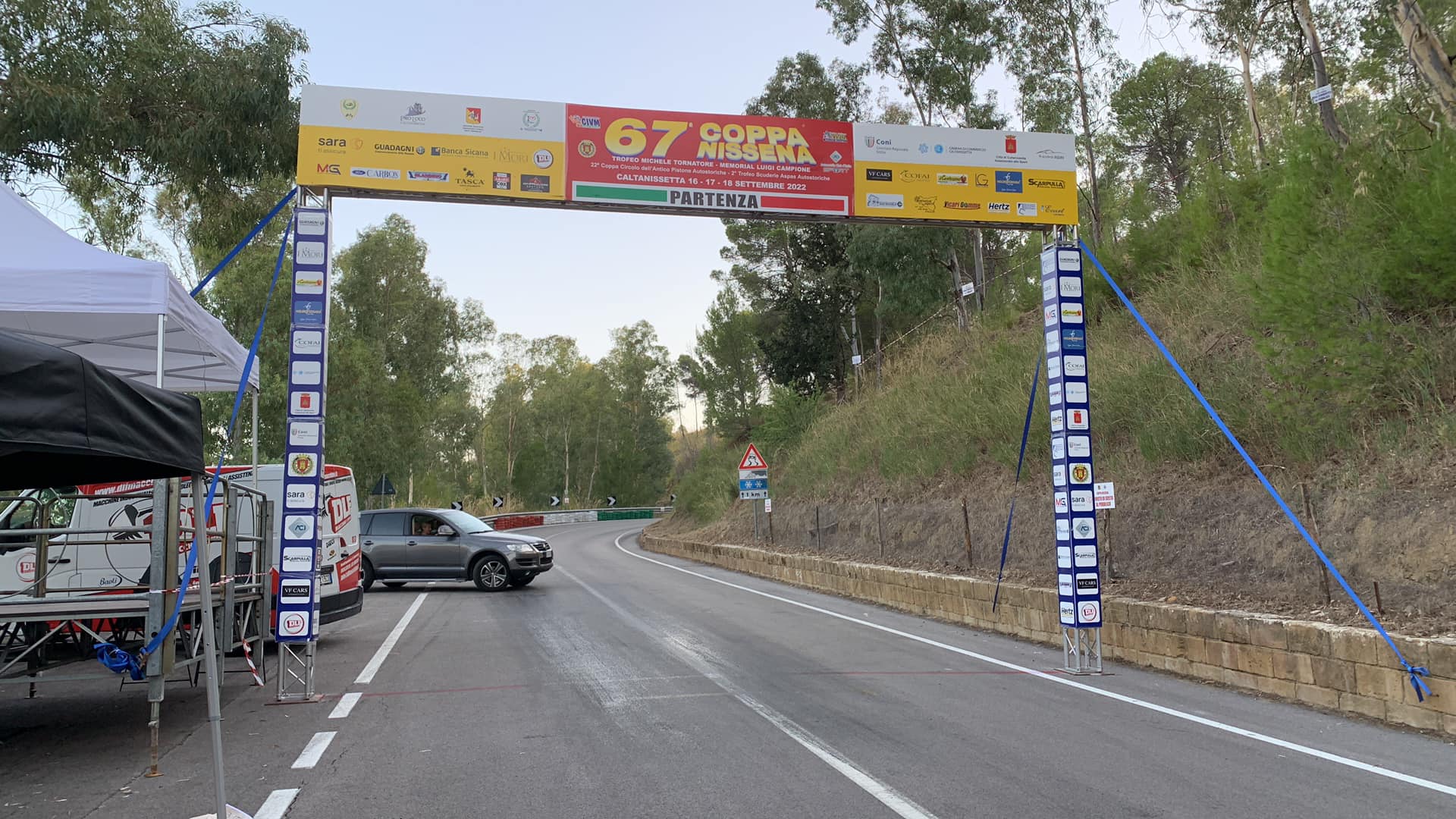 Paura durante la Coppa Nissena: auto in fiamme, pilota miracolosamente illeso