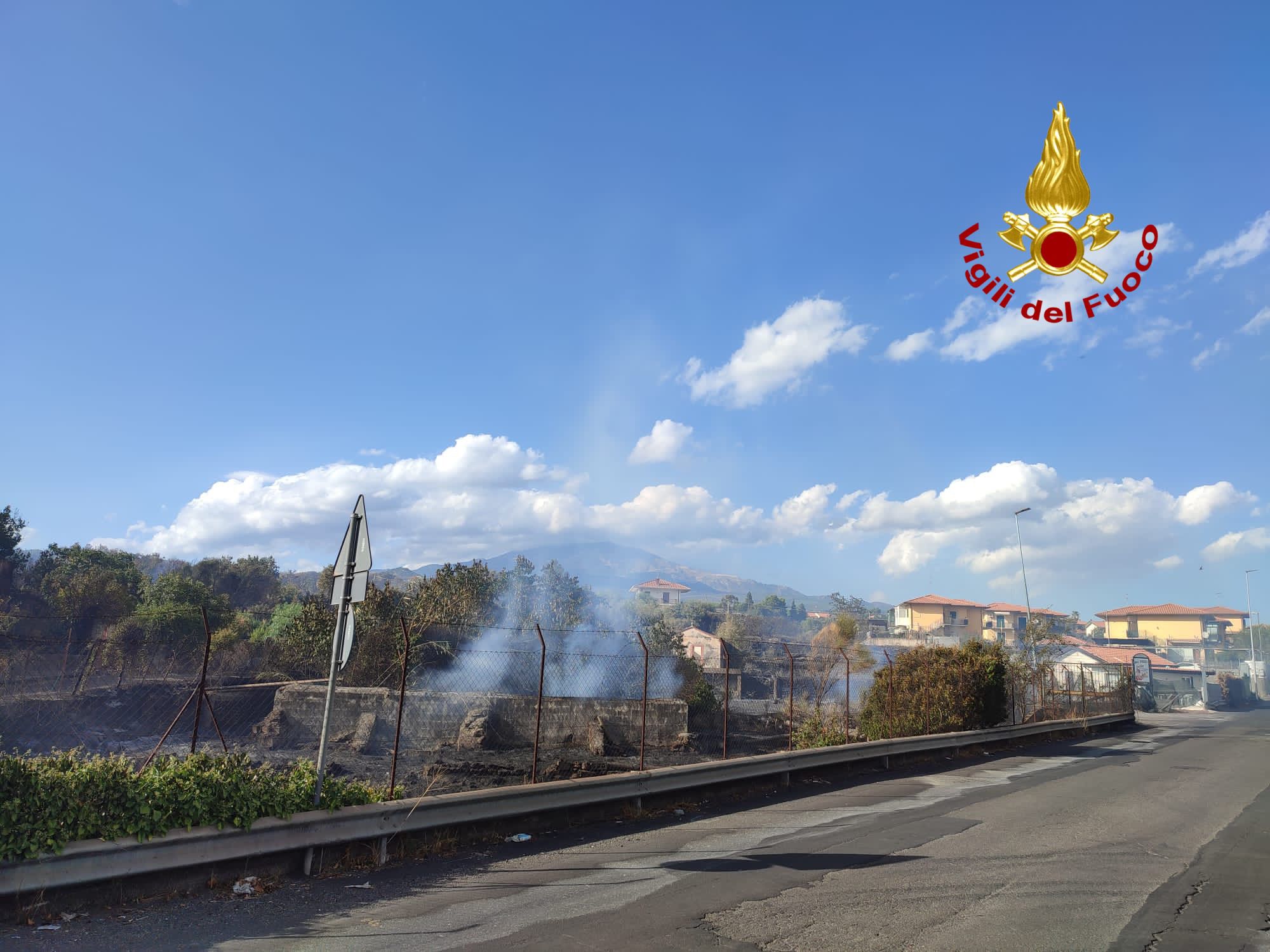 Incendi nel territorio etneo: Vigili del Fuoco al lavoro