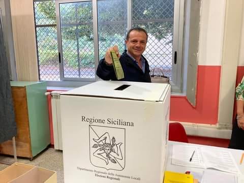 Elezioni in Sicilia, i candidati presidente hanno votato (FOTO)