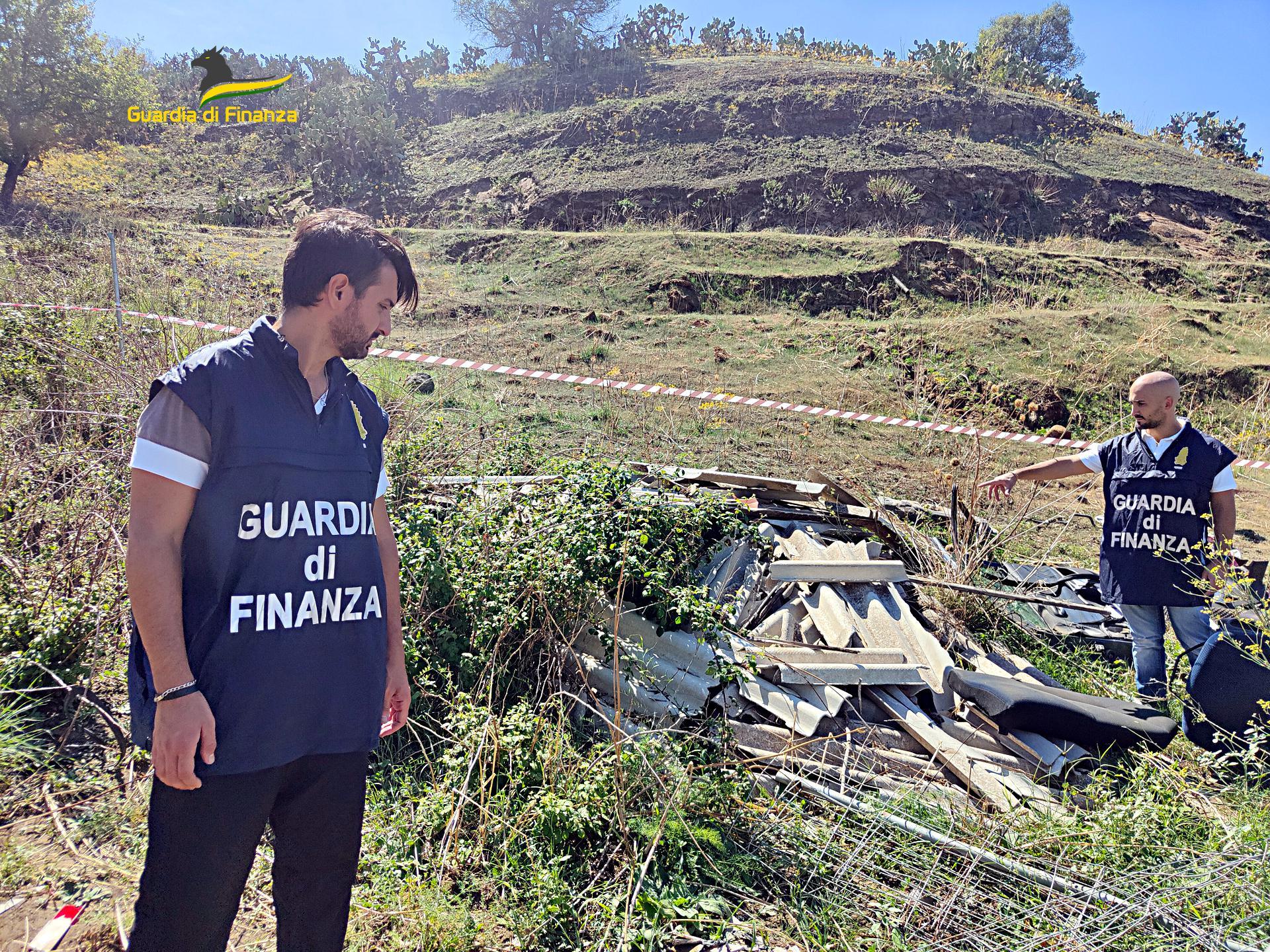 Carcasse di auto, eternit e rifiuti speciali: Finanza sequestra maxi discarica nel Catanese