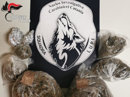 I carabinieri lo osservano, lui nasconde la droga in tasca: pusher 32enne in manette
