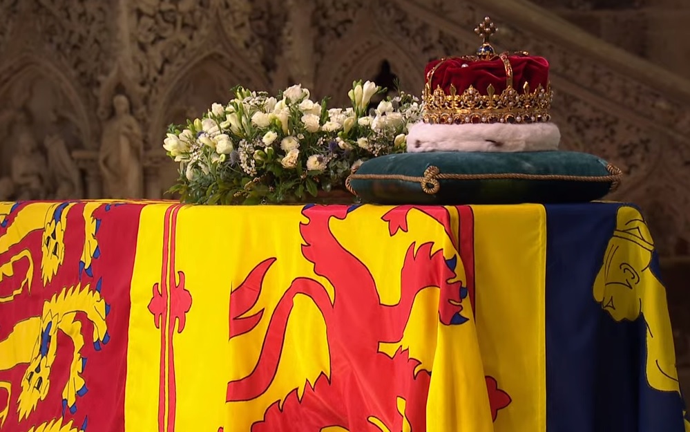 Elisabetta II, feretro della sovrana giunto alla Cattedrale di St Giles. Insulti al principe Andrea