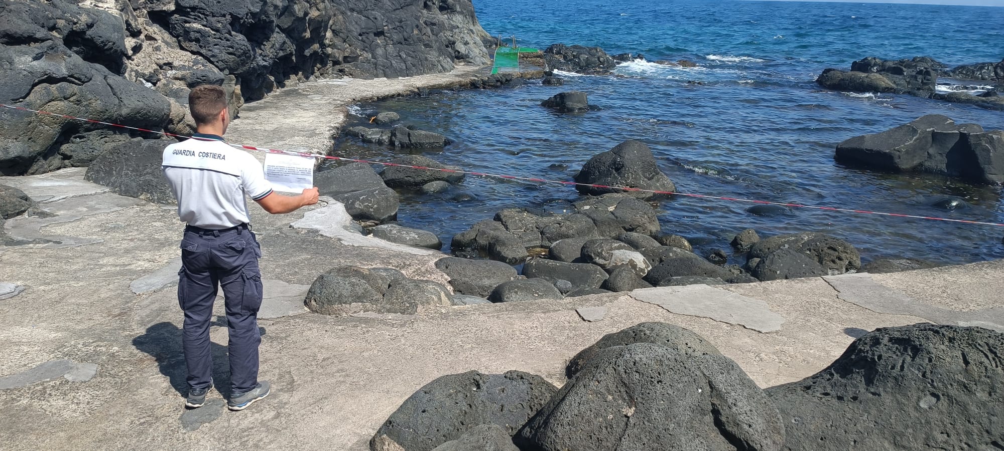 Sigilli a solarium non autorizzati ad Aci Castello, i dettagli della Guardia Costiera