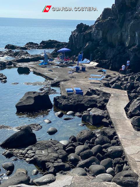Sigilli a solarium non autorizzati ad Aci Castello, i dettagli della Guardia Costiera