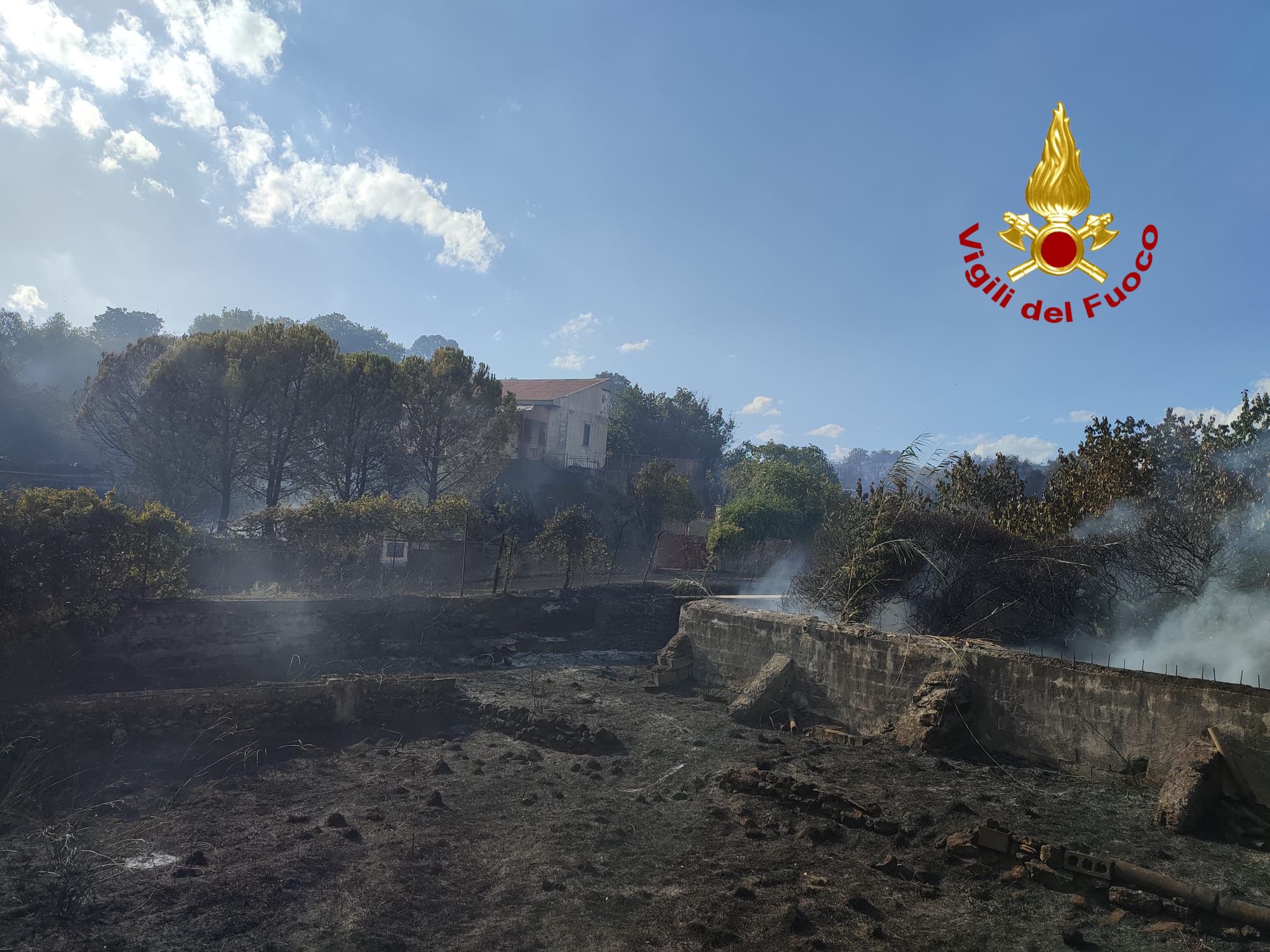 Incendi nel territorio etneo: Vigili del Fuoco al lavoro