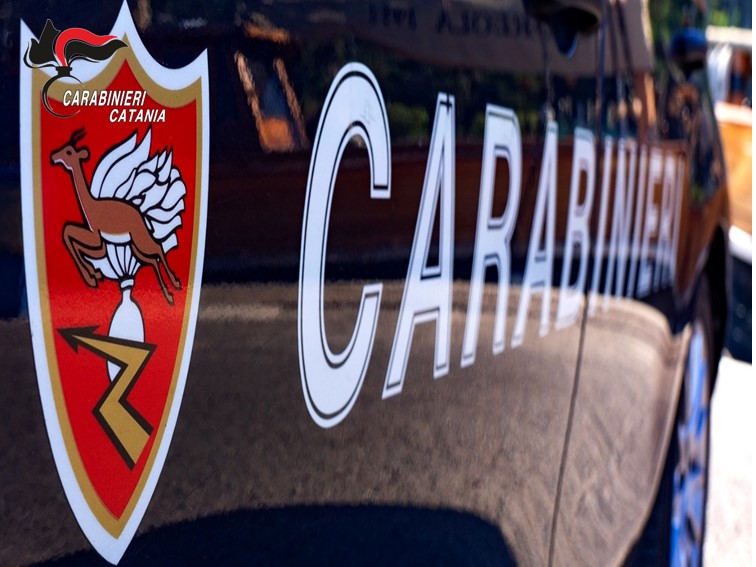 Catania, cercano di rubare profumi dalla Rinascente: arrestati