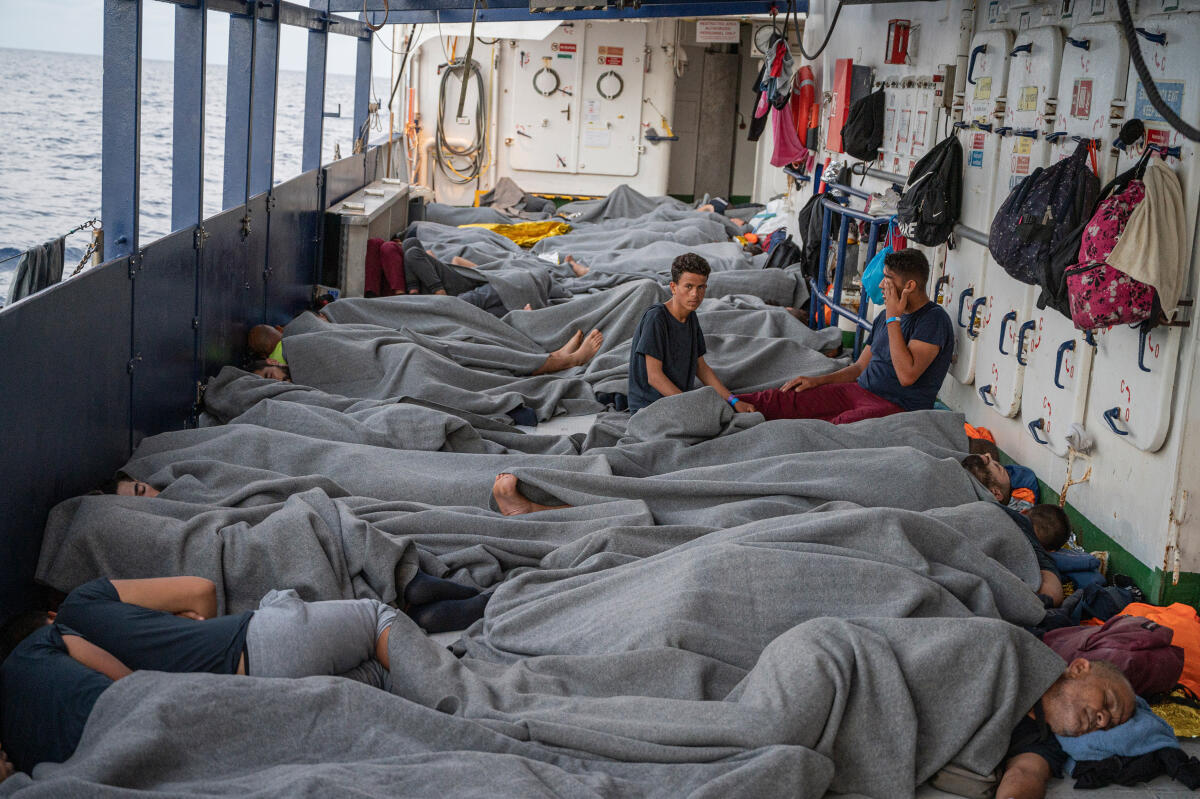 Scorte quasi esaurite e 55 bambini a bordo. Sos Humanity: “Già 18 richieste senza risposta”