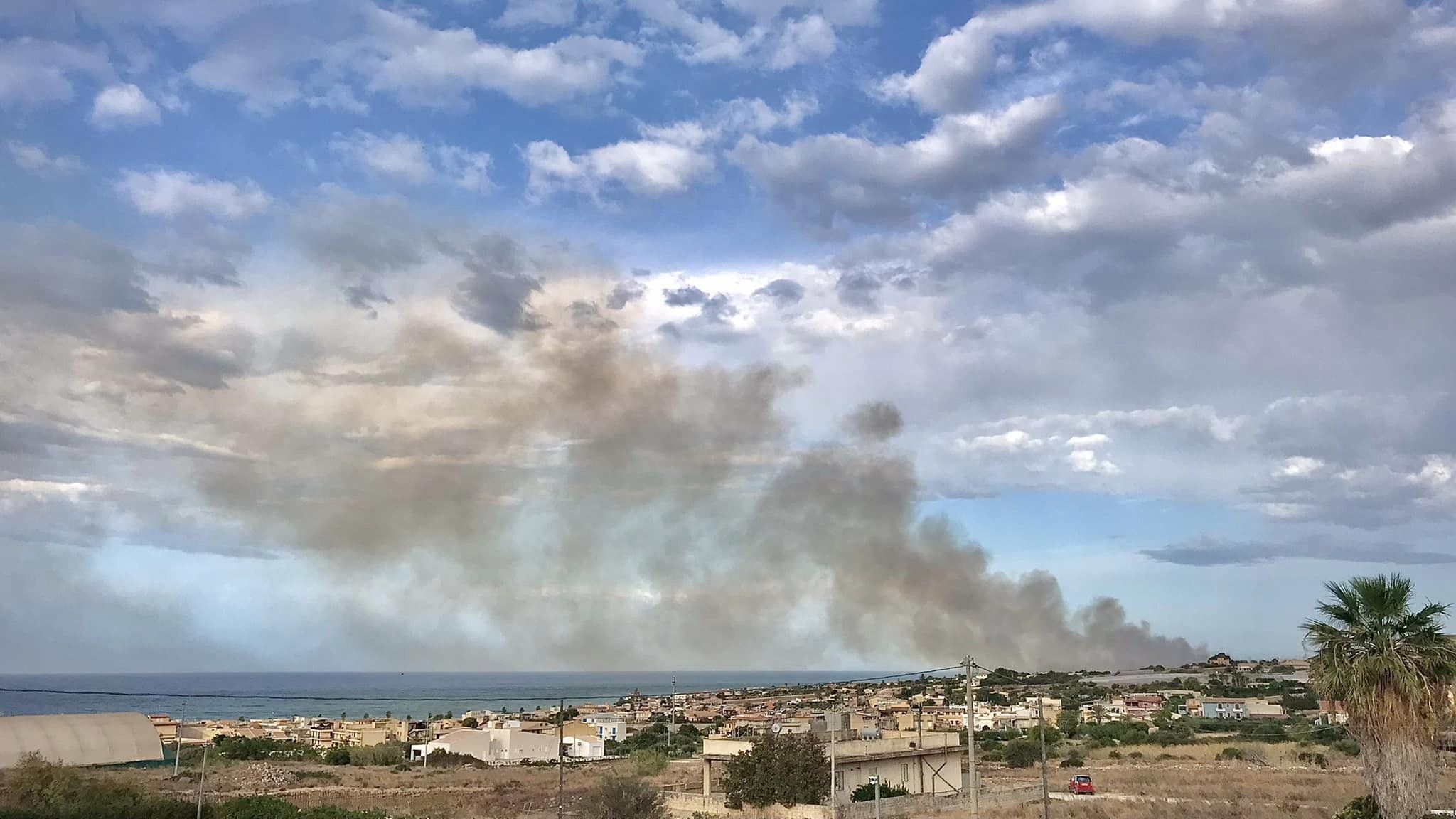 La Sicilia brucia, doppio incendio nel Ragusano: fiamme in azienda e riserva naturale