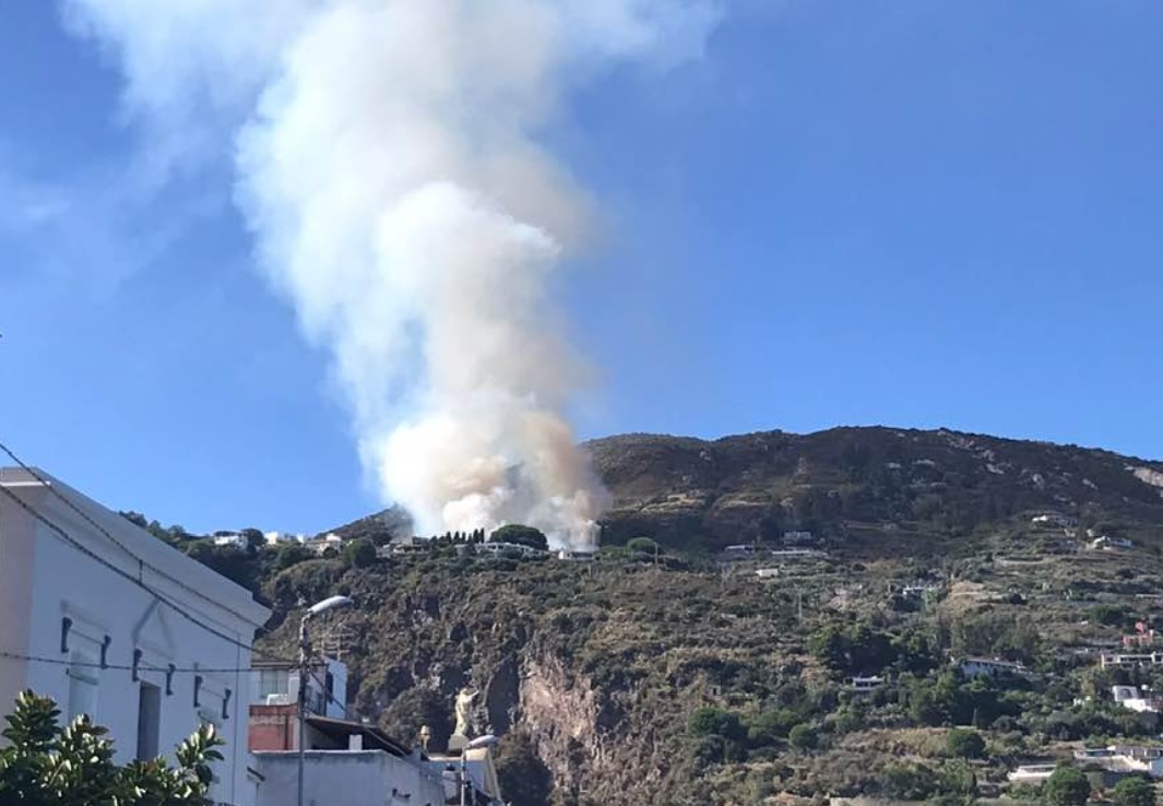 Tornano gli incendi a Lipari, fiamme a poca distanza dalle case