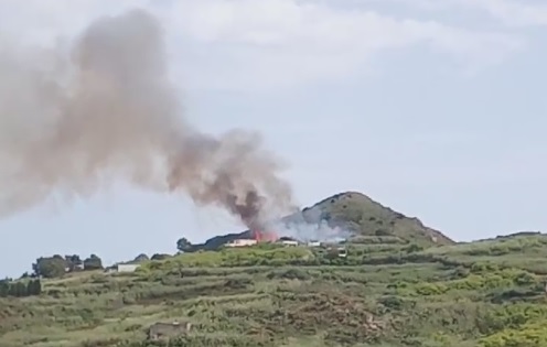 Fiamme a Lipari, torna l’incubo incendi: il rogo attacca monte Gallina