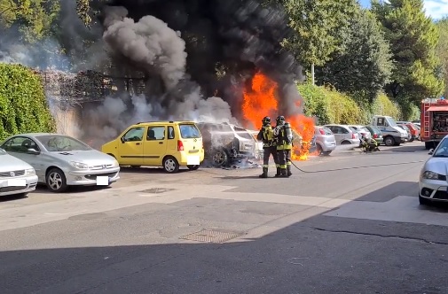 Incendio in via Sassari, quattro auto ridotte in cenere dalle fiamme