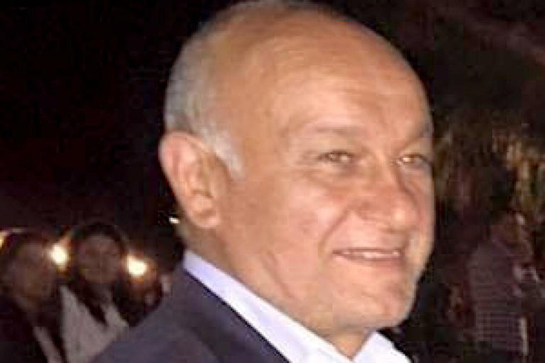 Insegnante ucciso brutalmente, il cadavere dietro cespuglio nel cortile della scuola