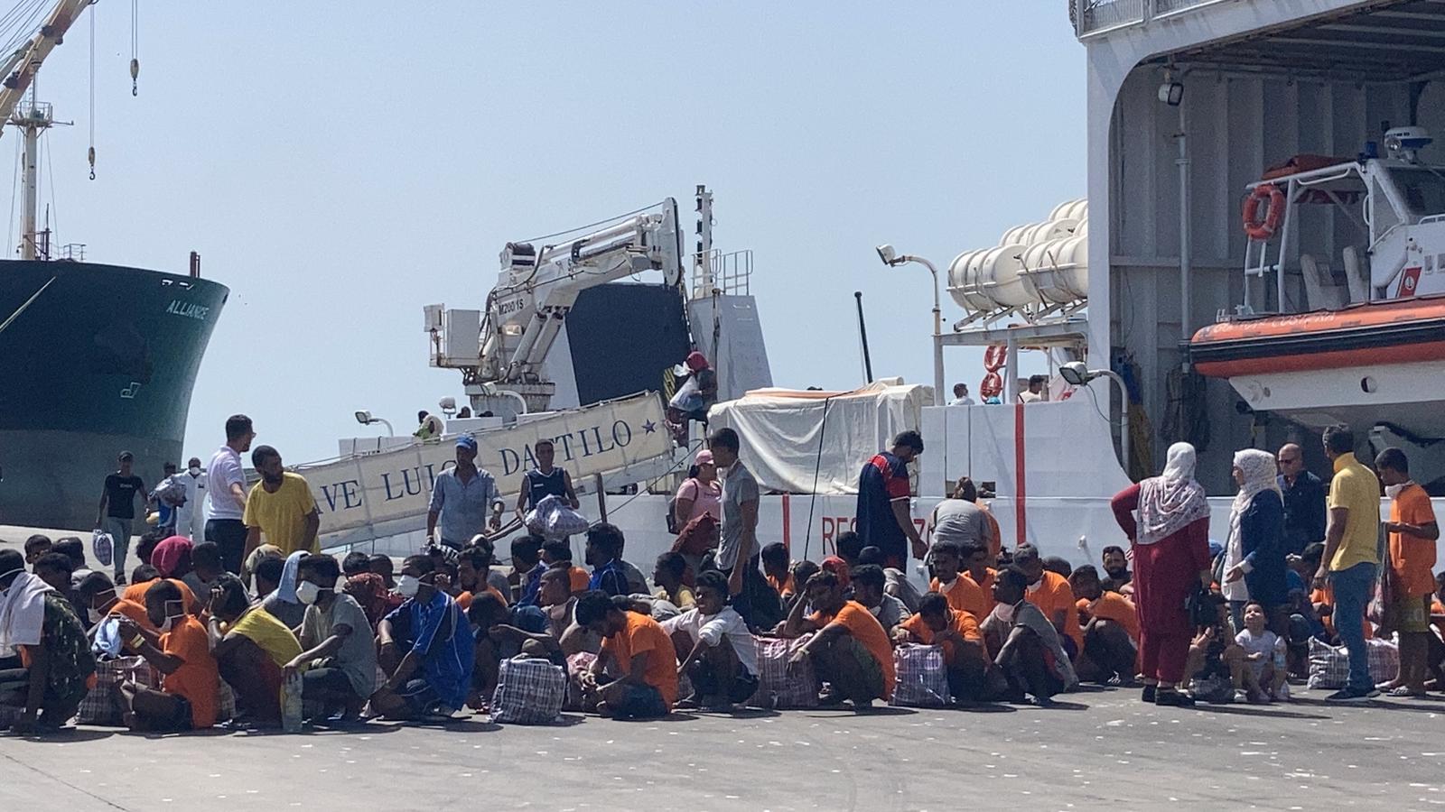 Migranti, in 474 trasferiti da Lampedusa a Porto Empedocle – VIDEO e FOTO