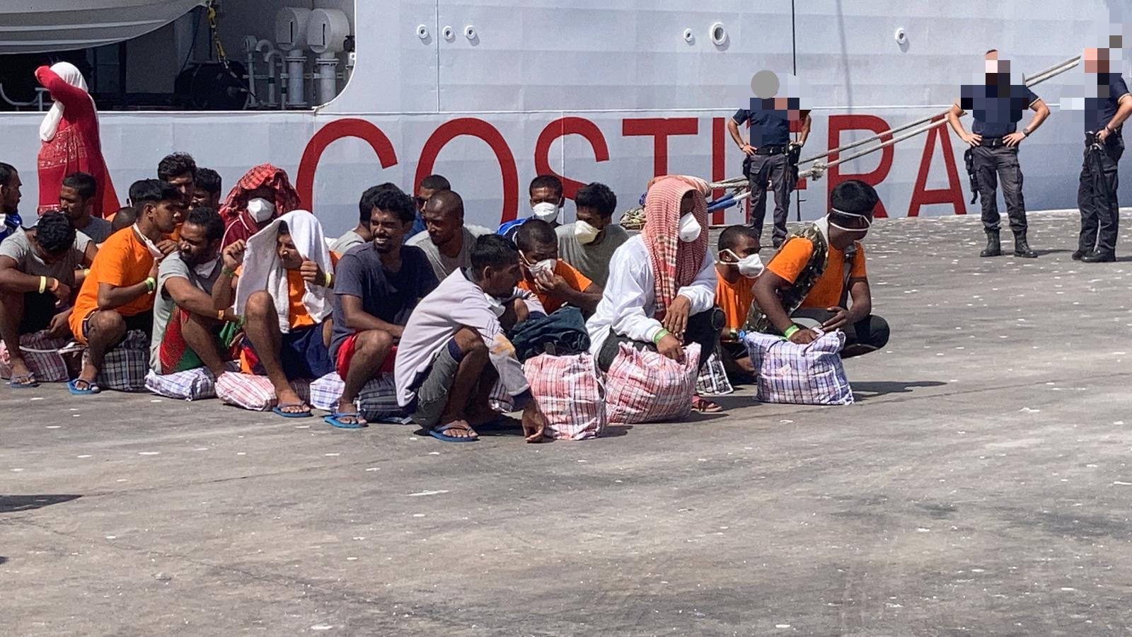 Migranti, nave Ong Geo Barents lascia il porto di Catania