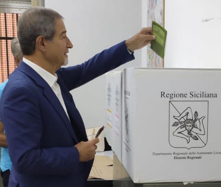 Elezioni, il governatore uscente Musumeci al seggio per votare: “Ho fatto il mio dovere”